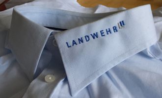 Beispiel einer Logo-Bestickung auf den Kragen